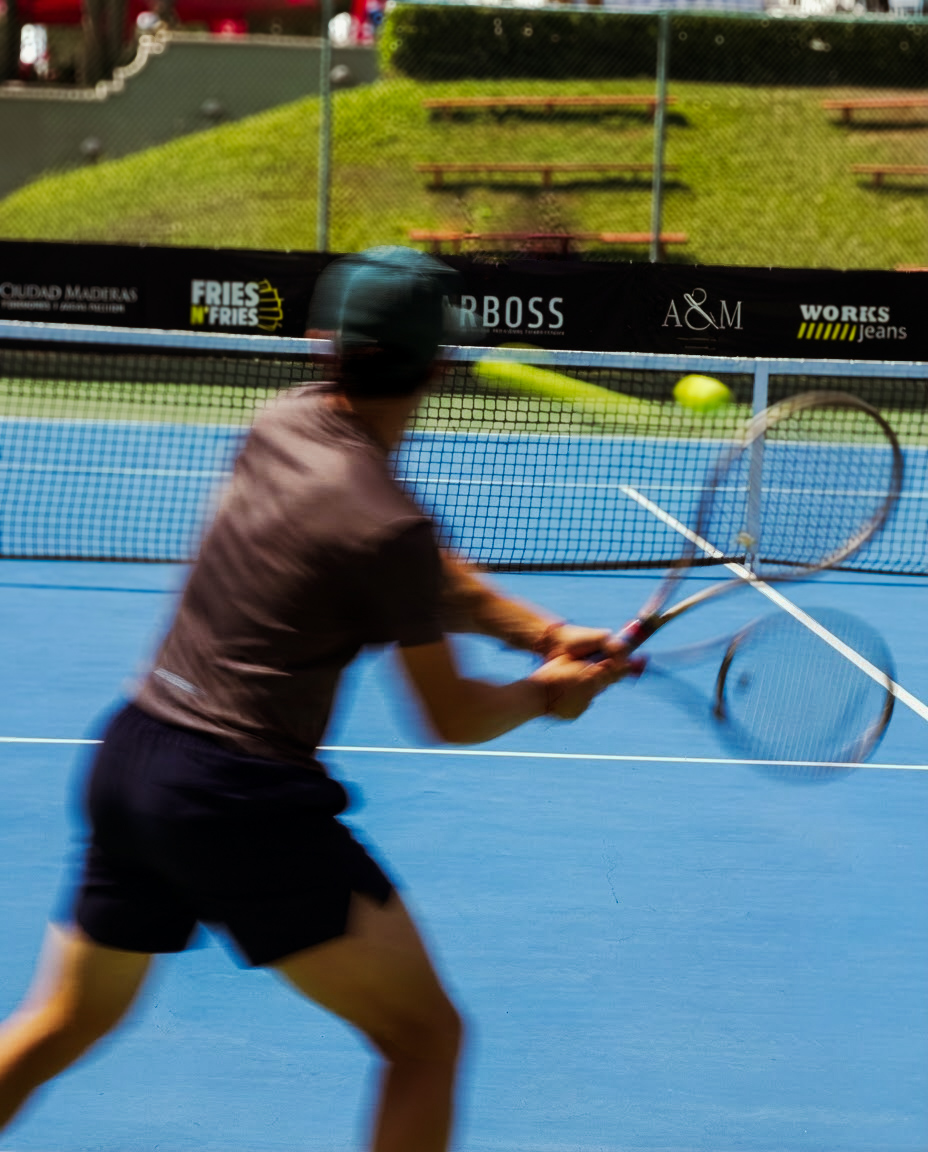Fotografía deportiva de Pao Rosas: jugador de tenis en movimiento