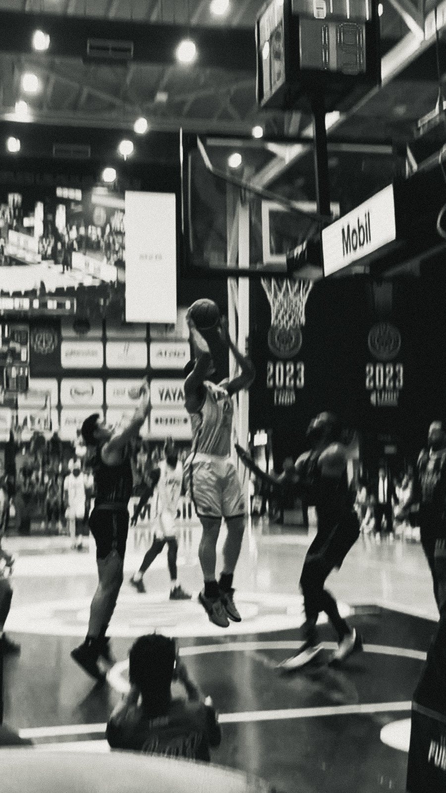Acción en blanco y negro durante el partido de basquetbol