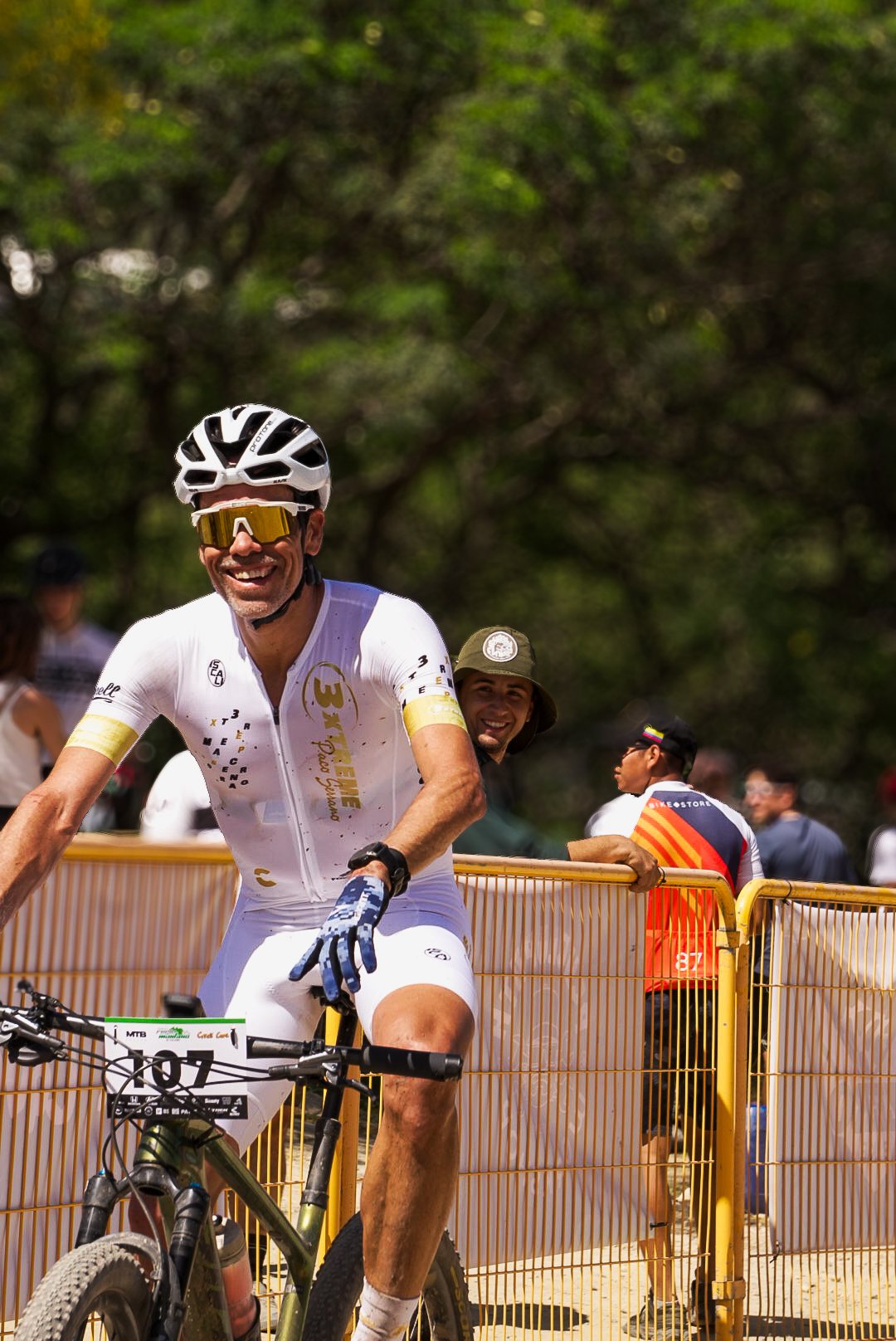Ciclista de montaña sonriendo durante la competencia del Serial Regiomontano