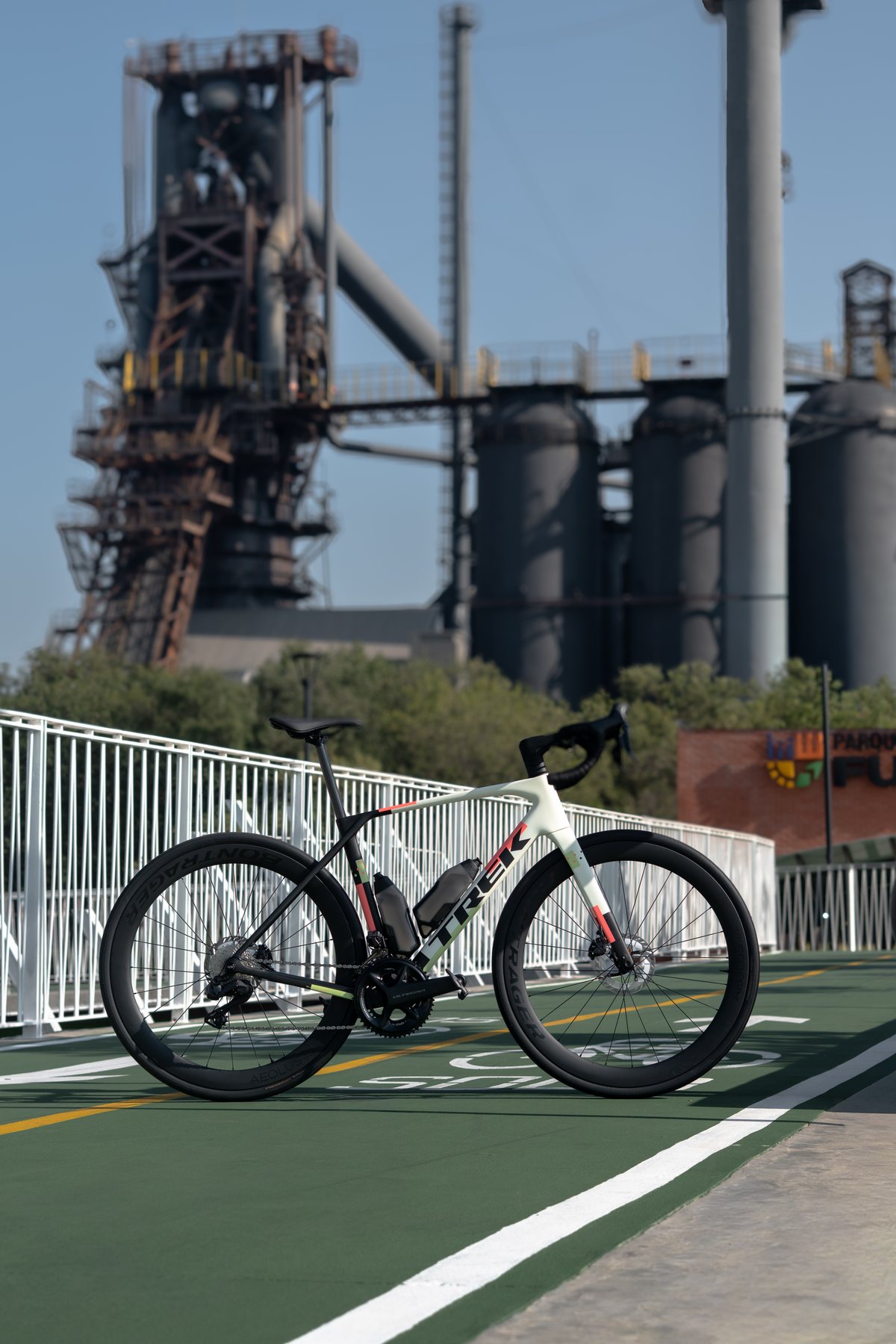 Bicicleta Trek Domane Gen 5 frente al Cerro de la Silla en Monterrey