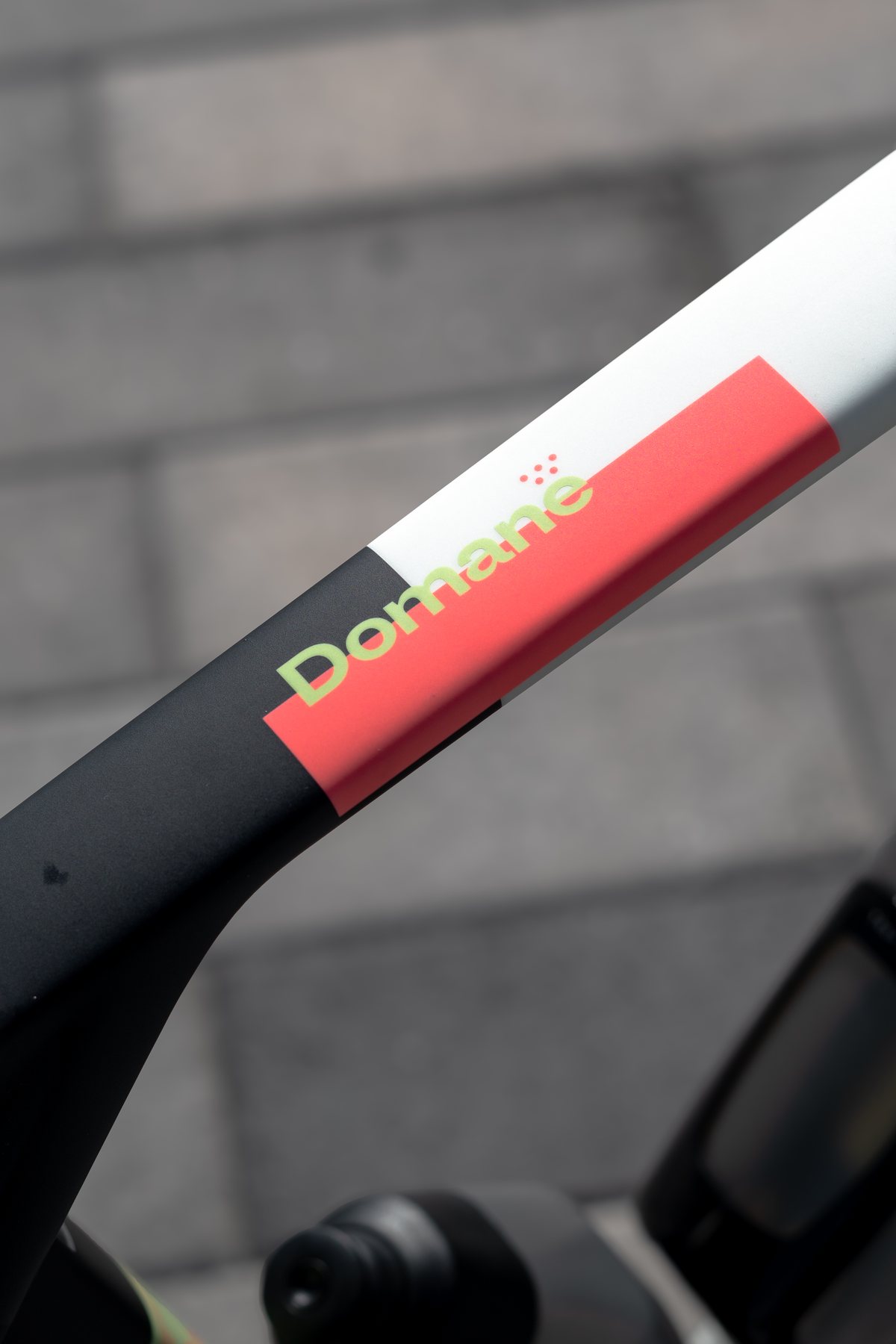 Detalle del tubo y logotipo Domane sobre pavimento