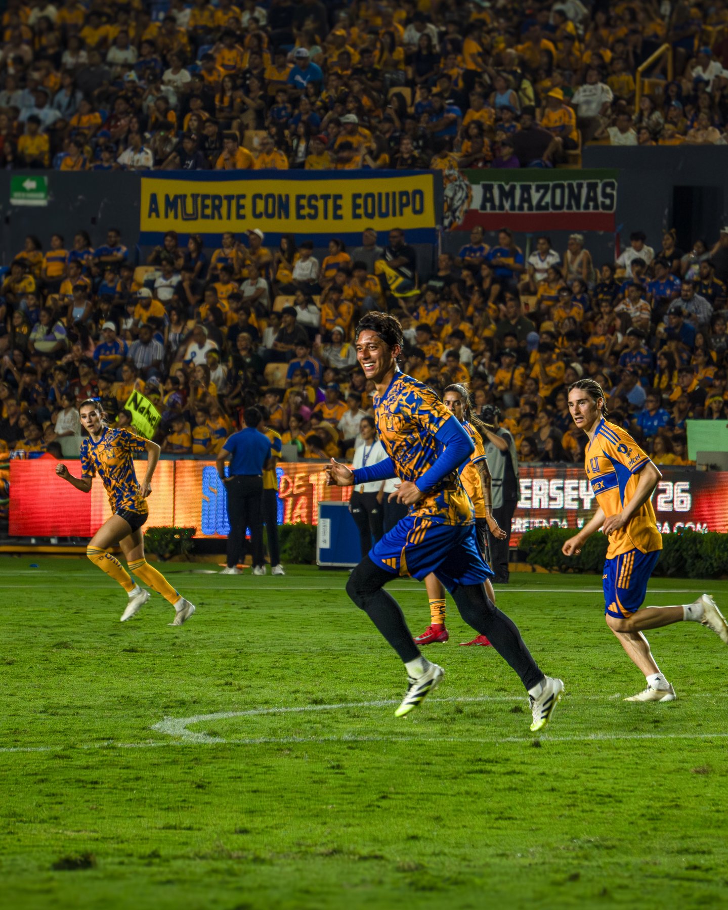 Entrenamiento de Tigres frente a la grada llena del estadio