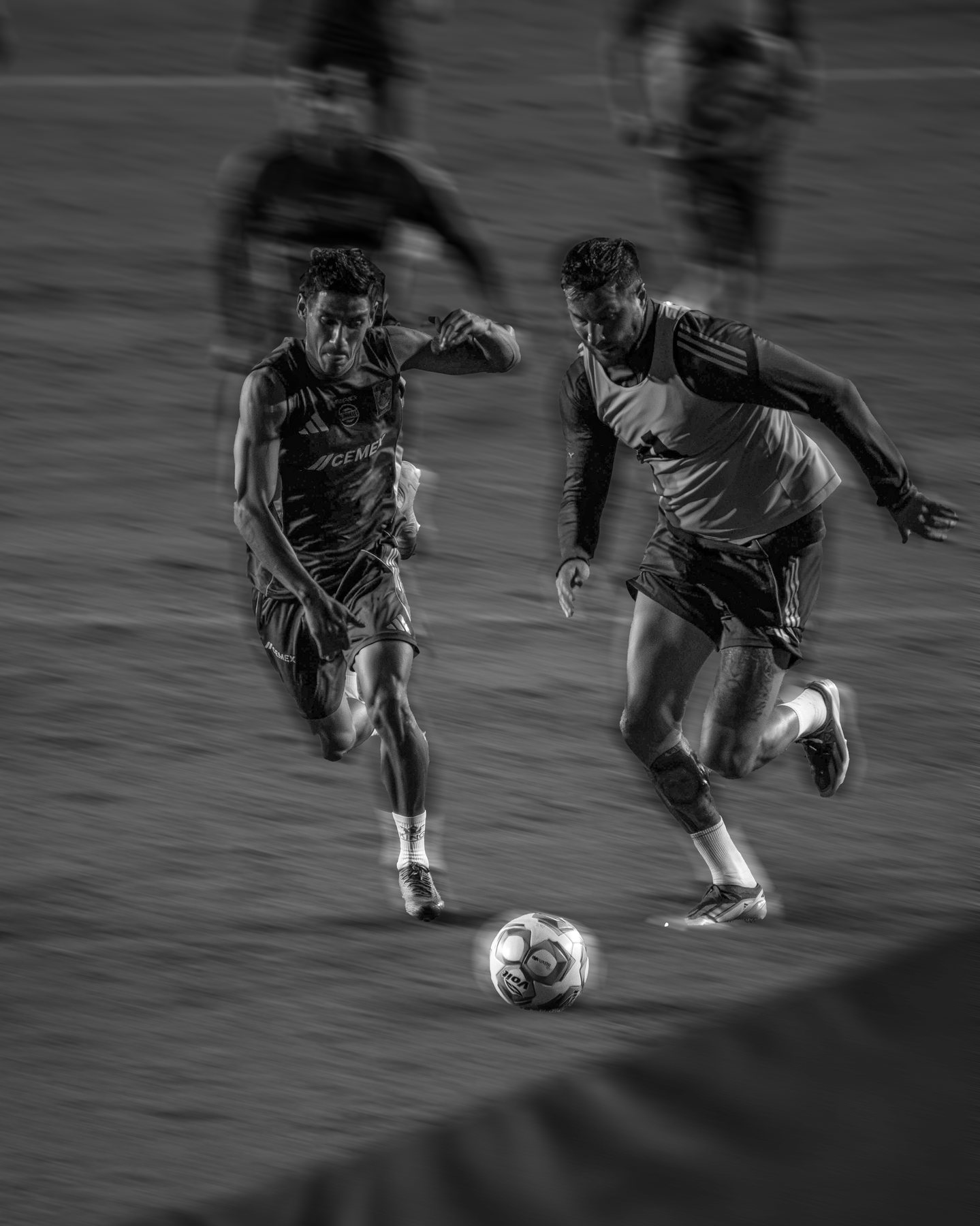 Duelo en blanco y negro entre dos jugadores por el balón