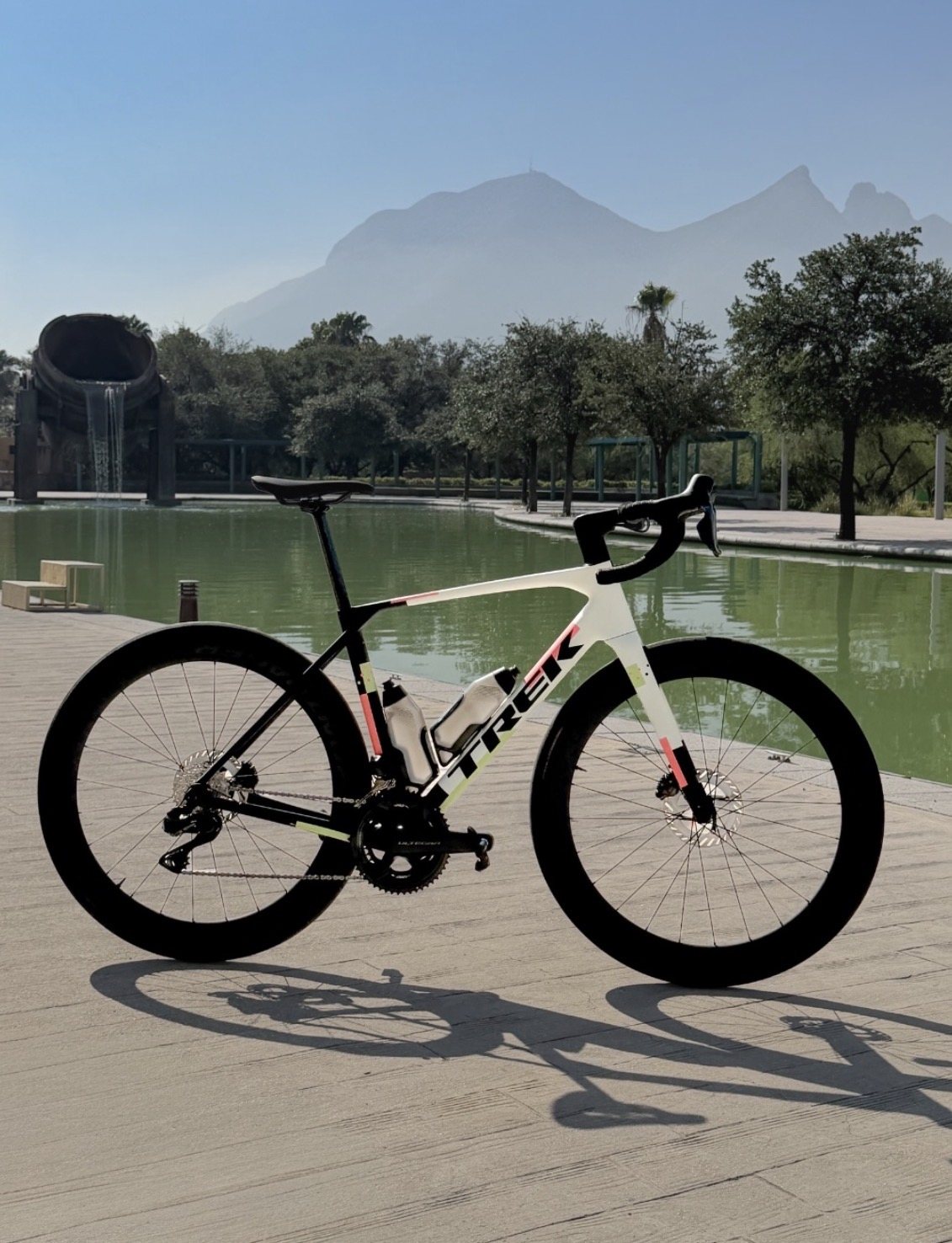 Trek Domane Gen 5 junto al lago del Parque Fundidora