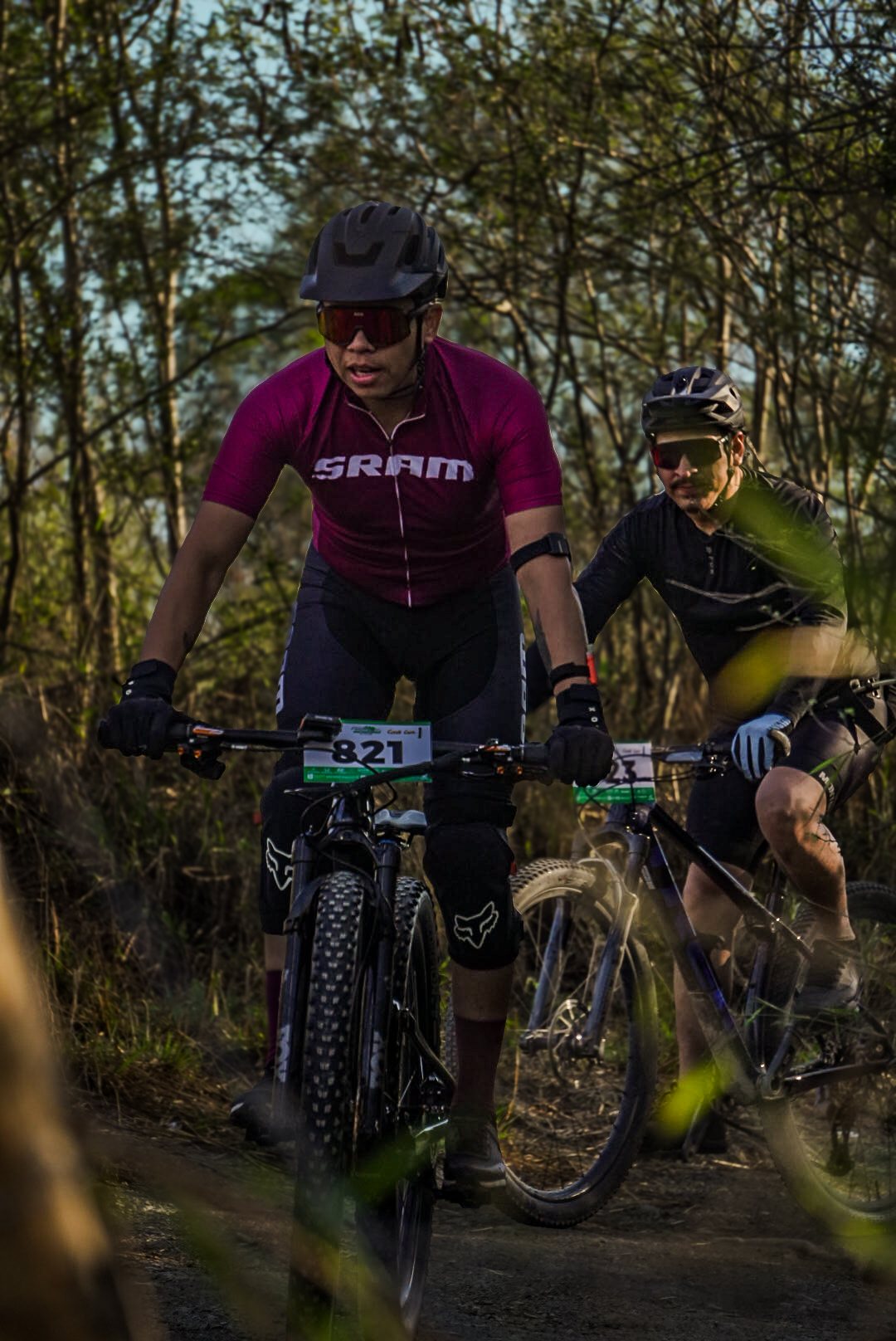 Ciclistas en carrera entre la vegetación del circuito