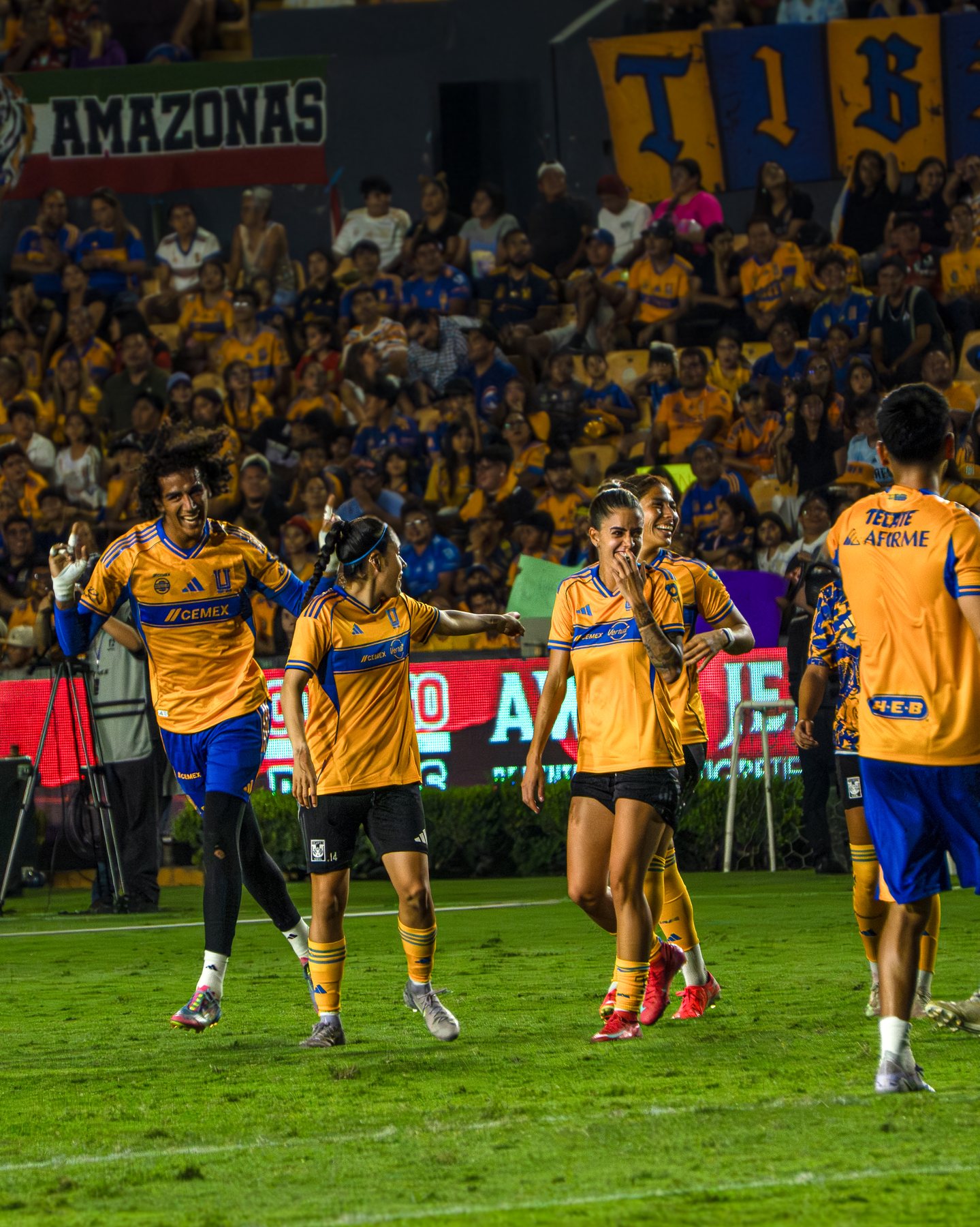 Grupo de jugadoras de Tigres durante una jugada de entrenamiento