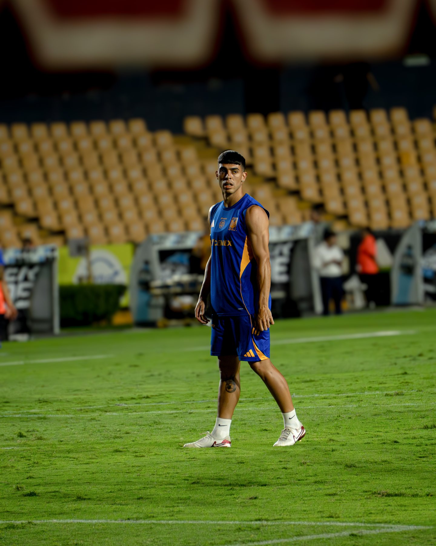 Jugador de Tigres caminando sobre el césped antes del entrenamiento
