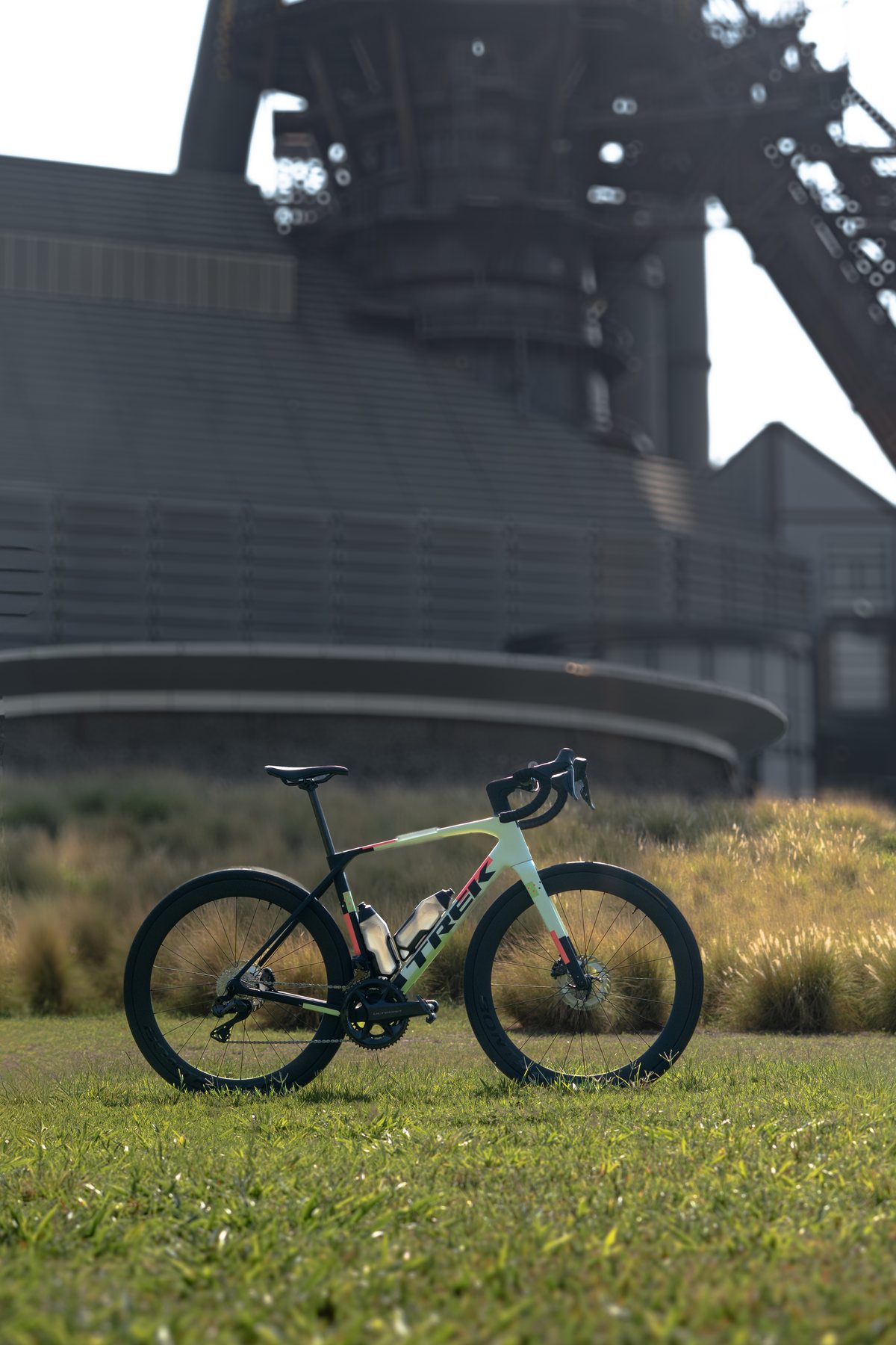 Trek Domane Gen 5 frente a la arquitectura industrial del Parque Fundidora