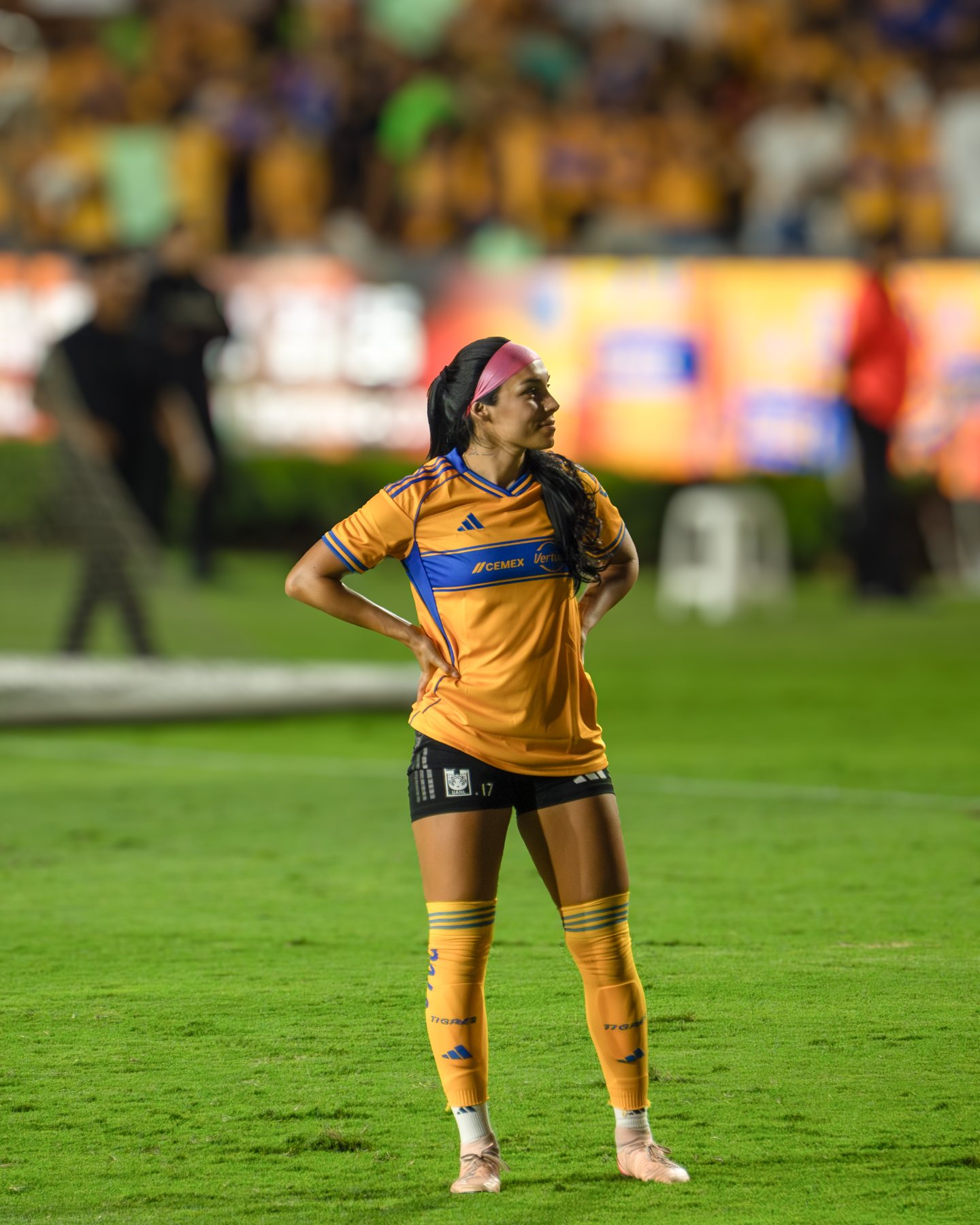Jugadora de Tigres observando el campo durante el entrenamiento