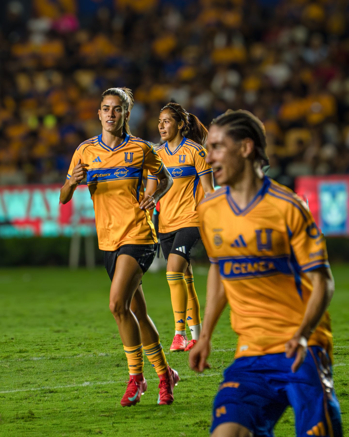 Jugadoras de Tigres saludando a la afición